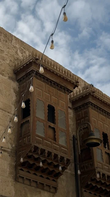 المباني الأثرية في البلد التاريخي بجدة في المملكة العربية السعودية، حواري البلد التاريخي في جدة، التصميم المعماري العربي القديم، المباني الأثرية، المعالم التاريخية في جدة، السياحة في السعودية