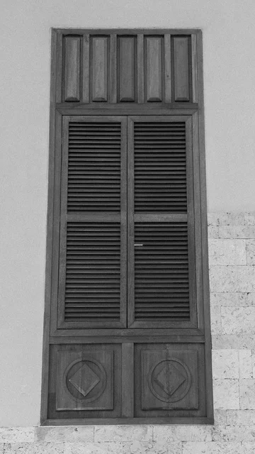 صورة بالابيض والاسود للمباني الأثرية في البلد التاريخي بجدة في المملكة العربية السعودية، حواري البلد التاريخي في جدة، التصميم المعماري العربي القديم، المباني الأثرية، المعالم التاريخية في جدة، السياحة في السعودية