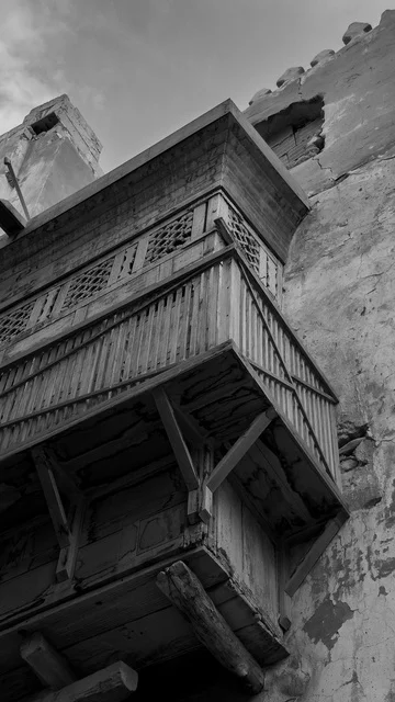 صورة بالابيض والاسود للمباني الأثرية في البلد التاريخي بجدة في المملكة العربية السعودية، حواري البلد التاريخي في جدة، التصميم المعماري العربي القديم، المباني الأثرية، المعالم التاريخية في جدة، السياحة في السعودية