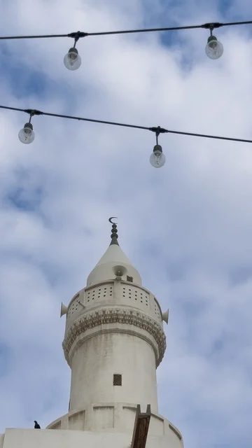 مئذنة مسجد في أحياء مدينة جدة التاريخية في المملكة العربية السعودية، المباني الأثرية في البلد التاريخي , فن التصميم المعماري على الطراز العربي الاسلامي القديم، أماكن سياحية تراثية شعبية، المعالم التاريخية في حي البلد