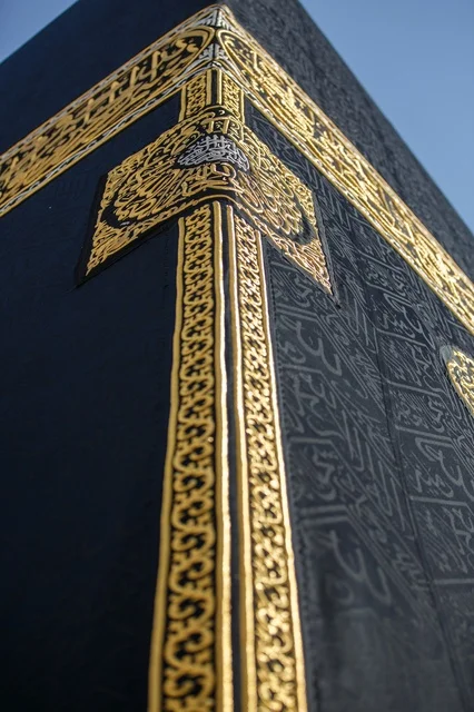 A close-up image of the Kaaba in Mecca, the cover of the Kaaba, Quranic verses on the cover of the Kaaba, the Black Stone, the House of God (Al-Haram) in the holy mosque in Mecca, Saudi Arabia, sacred Islamic places, the entrance to the Kaaba in the Grand Mosque in Mecca.