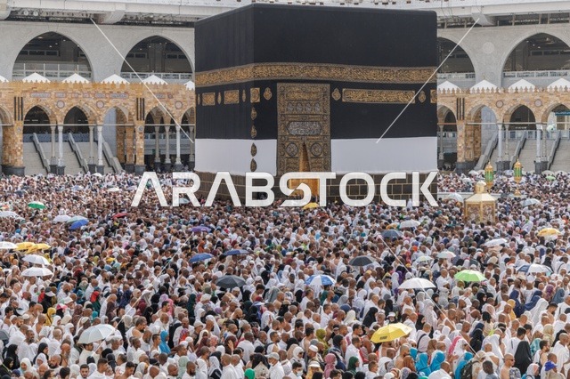 أماكن ومعالم دينية إسلامية مقدسة، أداء مناسك الحج والعمرة، المسجد الحرام في مكة المكرمة في المملكة العربية السعودية، طواف حجاج بيت الله الحرام حول الكعبة المشرفة في ساحات الحرم المكي الشريف، مقصد المسلمين من كل بقاع الأرض، مفهوم العبادة والتقرب إلى الله