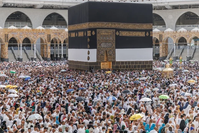 أماكن ومعالم دينية إسلامية مقدسة، أداء مناسك الحج والعمرة، المسجد الحرام في مكة المكرمة في المملكة العربية السعودية، طواف حجاج بيت الله الحرام حول الكعبة المشرفة في ساحات الحرم المكي الشريف، مقصد المسلمين من كل بقاع الأرض، مفهوم العبادة والتقرب إلى الله