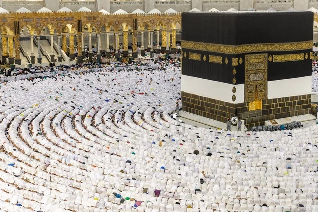 أماكن ومعالم دينية إسلامية مقدسة، أداء مناسك الحج والعمرة، المسجد الحرام في مكة المكرمة في المملكة العربية السعودية، طواف حجاج بيت الله الحرام حول الكعبة المشرفة في ساحات الحرم المكي الشريف، مقصد المسلمين من كل بقاع الأرض، مفهوم العبادة والتقرب إلى الله
