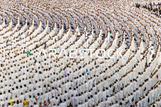 أماكن ومعالم دينية إسلامية مقدسة، أداء مناسك الحج والعمرة، المسجد الحرام في مكة المكرمة في المملكة العربية السعودية، طواف حجاج بيت الله الحرام حول الكعبة المشرفة في ساحات الحرم المكي الشريف، مقصد المسلمين من كل بقاع الأرض، مفهوم العبادة والتقرب إلى الله