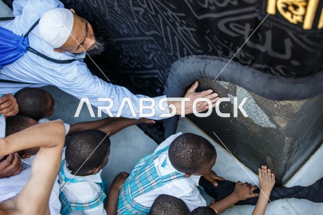أماكن ومعالم دينية إسلامية مقدسة، أداء مناسك الحج والعمرة، المسجد الحرام في مكة المكرمة في المملكة العربية السعودية، طواف حجاج بيت الله الحرام حول الكعبة المشرفة في ساحات الحرم المكي الشريف، مقصد المسلمين من كل بقاع الأرض، مفهوم العبادة والتقرب إلى الله