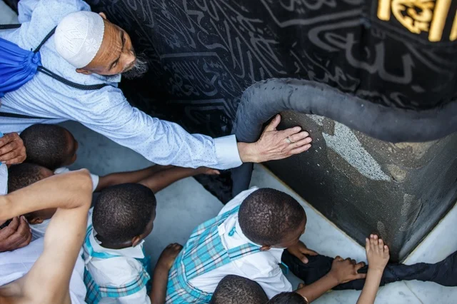 أماكن ومعالم دينية إسلامية مقدسة، أداء مناسك الحج والعمرة، المسجد الحرام في مكة المكرمة في المملكة العربية السعودية، طواف حجاج بيت الله الحرام حول الكعبة المشرفة في ساحات الحرم المكي الشريف، مقصد المسلمين من كل بقاع الأرض، مفهوم العبادة والتقرب إلى الله