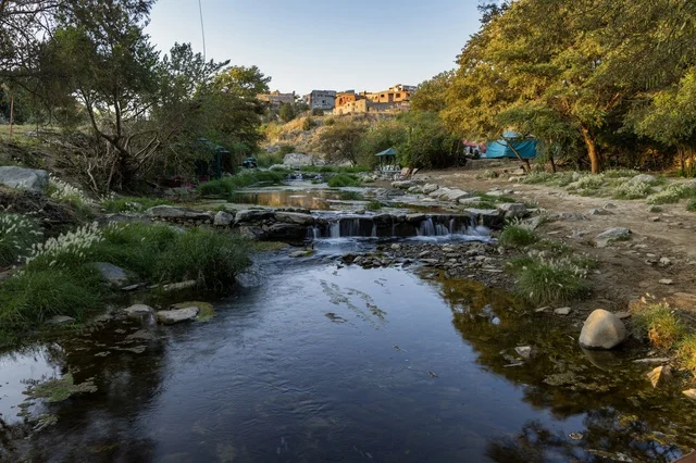 وادي الحمدة في منطقة الباحة، طبيعة جبلية خلابة، مجرى وادي تحيط به الأشجار والمساحات الخضراء، وجهة سياحية طبيعية ، البيئة الريفية والتراث الطبيعي في جنوب غرب المملكة العربية السعودية.