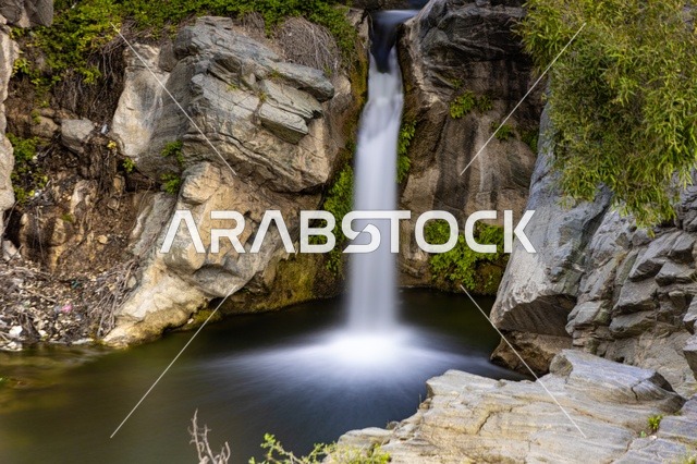 وادي الحمدة في منطقة الباحة، طبيعة جبلية خلابة، مجرى وادي تحيط به الأشجار والمساحات الخضراء، وجهة سياحية طبيعية ، البيئة الريفية والتراث الطبيعي في جنوب غرب المملكة العربية السعودية.