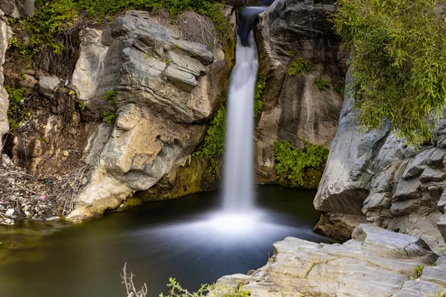 وادي الحمدة في منطقة الباحة، طبيعة جبلية خلابة، مجرى وادي تحيط به الأشجار والمساحات الخضراء، وجهة سياحية طبيعية ، البيئة الريفية والتراث الطبيعي في جنوب غرب المملكة العربية السعودية.