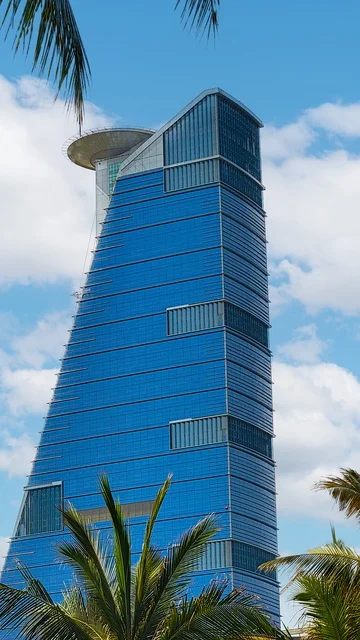 برج جدة بالمملكة العربية السعودية، الواجهه البحرية، الاشجار والنباتات الخضراء، كورنيش جدة، معالم جدة المشهورة، السياحة في السعودية