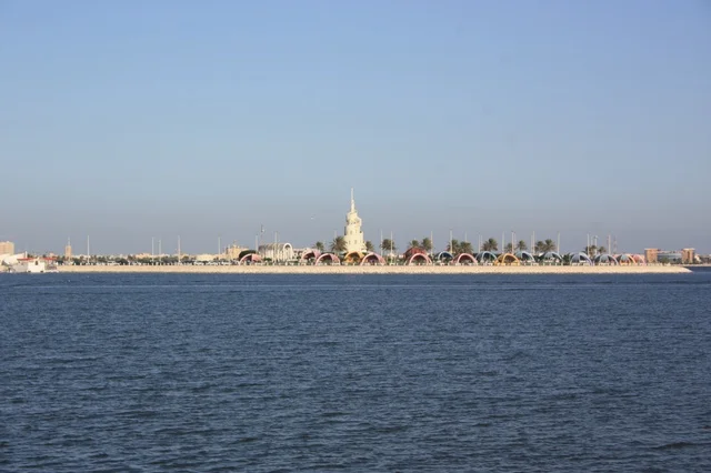 الواجهة البحريه وكورنيش الدمام وقت غروب الشمس، جزيرة المرجان الاصطناعية في الخليج العربي، أماكن ومعالم ترفيهية عائلية، وجهه سياحية لجذب السياح إلى المملكة العربية السعودية، الأعمال الفنية الهندسية المعمارية وسط الطبيعة البحرية