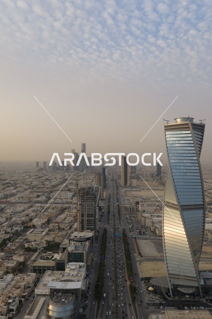 الفن الهندسي للابراج وناطحات السحاب في العاصمة، ابراج الرياض المضاءة وقت غروب الشمس ، التطور والتقدم العمراني للمنشأت في المملكة العربية السعودية، مناطق جذب واستقطاب السياح من جميع انحاء العالم، التصاميم الهندسية المعمارية على الطراز الحديث والمتطور