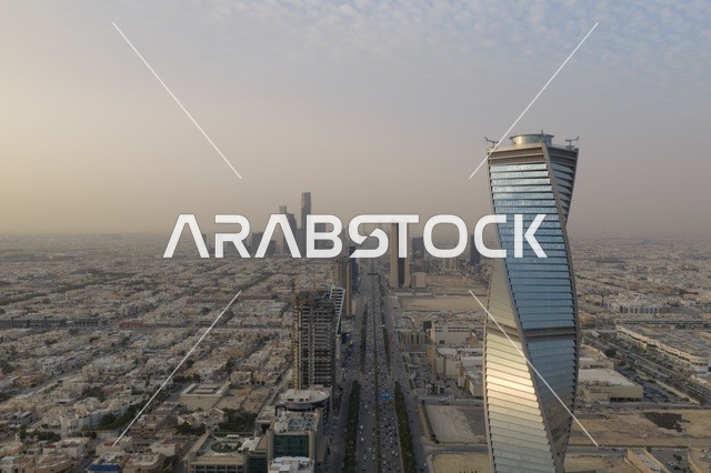الفن الهندسي للابراج وناطحات السحاب في العاصمة، ابراج الرياض المضاءة وقت غروب الشمس ، التطور والتقدم العمراني للمنشأت في المملكة العربية السعودية، مناطق جذب واستقطاب السياح من جميع انحاء العالم، التصاميم الهندسية المعمارية على الطراز الحديث والمتطور