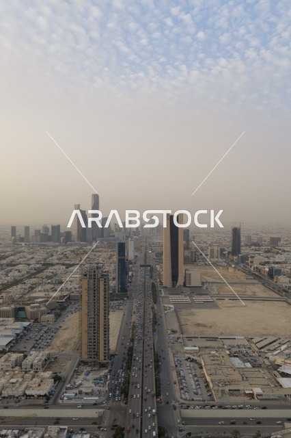 الفن الهندسي للابراج وناطحات السحاب في العاصمة، ابراج الرياض المضاءة وقت غروب الشمس ، التطور والتقدم العمراني للمنشأت في المملكة العربية السعودية، مناطق جذب واستقطاب السياح من جميع انحاء العالم، التصاميم الهندسية المعمارية على الطراز الحديث والمتطور