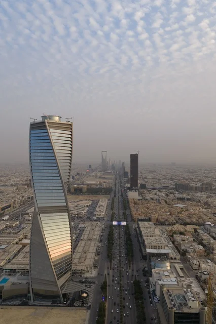 الفن الهندسي للابراج وناطحات السحاب في العاصمة، ابراج الرياض المضاءة وقت غروب الشمس ، التطور والتقدم العمراني للمنشأت في المملكة العربية السعودية، مناطق جذب واستقطاب السياح من جميع انحاء العالم، التصاميم الهندسية المعمارية على الطراز الحديث والمتطور