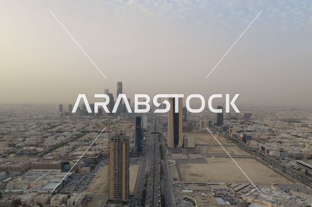 الفن الهندسي للابراج وناطحات السحاب في العاصمة، ابراج الرياض المضاءة وقت غروب الشمس ، التطور والتقدم العمراني للمنشأت في المملكة العربية السعودية، مناطق جذب واستقطاب السياح من جميع انحاء العالم، التصاميم الهندسية المعمارية على الطراز الحديث والمتطور