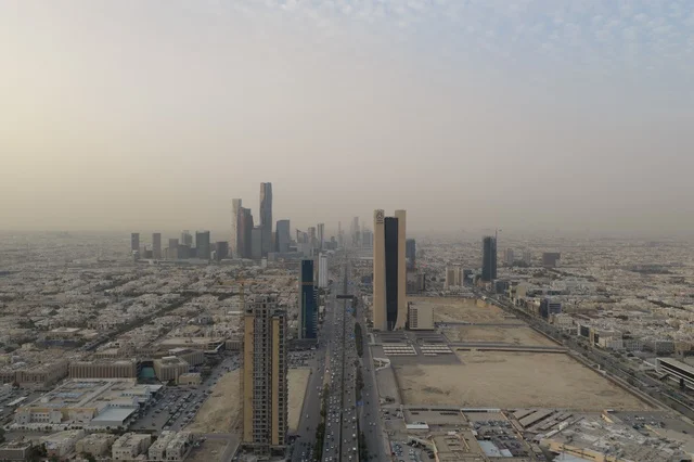 الفن الهندسي للابراج وناطحات السحاب في العاصمة، ابراج الرياض المضاءة وقت غروب الشمس ، التطور والتقدم العمراني للمنشأت في المملكة العربية السعودية، مناطق جذب واستقطاب السياح من جميع انحاء العالم، التصاميم الهندسية المعمارية على الطراز الحديث والمتطور