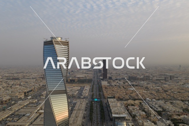 الفن الهندسي للابراج وناطحات السحاب في العاصمة، ابراج الرياض المضاءة وقت غروب الشمس ، التطور والتقدم العمراني للمنشأت في المملكة العربية السعودية، مناطق جذب واستقطاب السياح من جميع انحاء العالم، التصاميم الهندسية المعمارية على الطراز الحديث والمتطور