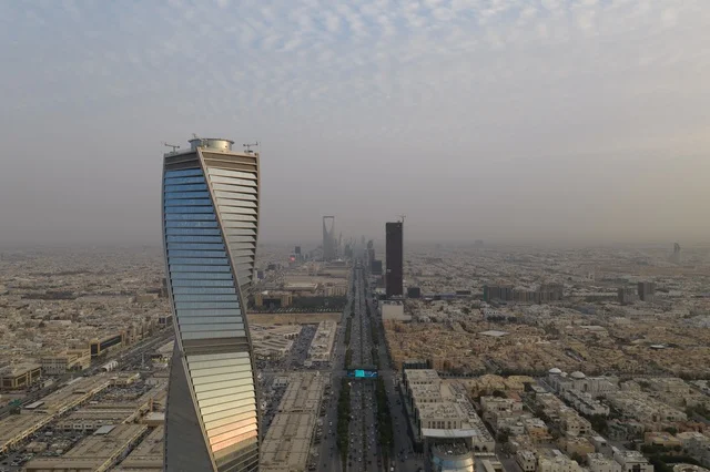 الفن الهندسي للابراج وناطحات السحاب في العاصمة، ابراج الرياض المضاءة وقت غروب الشمس ، التطور والتقدم العمراني للمنشأت في المملكة العربية السعودية، مناطق جذب واستقطاب السياح من جميع انحاء العالم، التصاميم الهندسية المعمارية على الطراز الحديث والمتطور