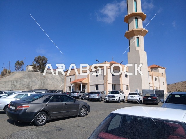 مئذنة مسجد في منطقة الباحة في قرية ذي العين الأثرية جنوب المملكة العربية السعودية، المعالم السياحية التاريخية المشهورة،مواقف السيارات حول الجامع