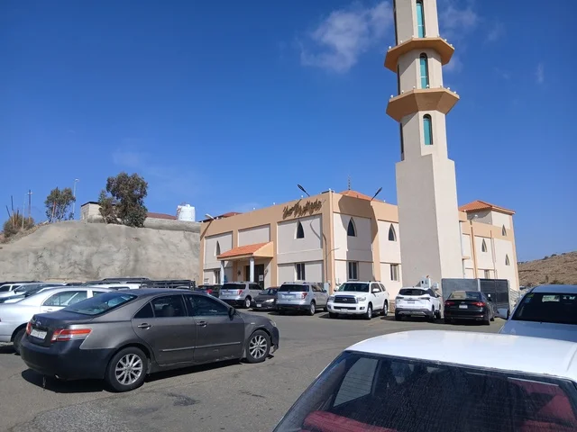 مئذنة مسجد في منطقة الباحة في قرية ذي العين الأثرية جنوب المملكة العربية السعودية، المعالم السياحية التاريخية المشهورة،مواقف السيارات حول الجامع