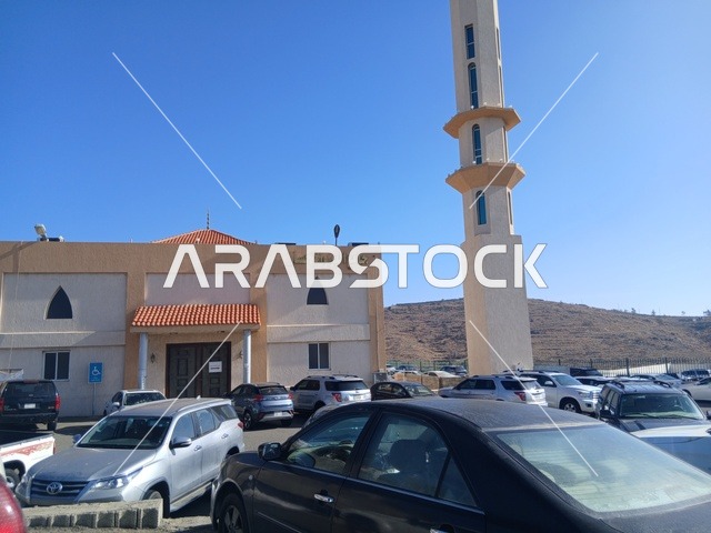 مئذنة مسجد في منطقة الباحة في قرية ذي العين الأثرية جنوب المملكة العربية السعودية، المعالم السياحية التاريخية المشهورة،مواقف السيارات حول الجامع