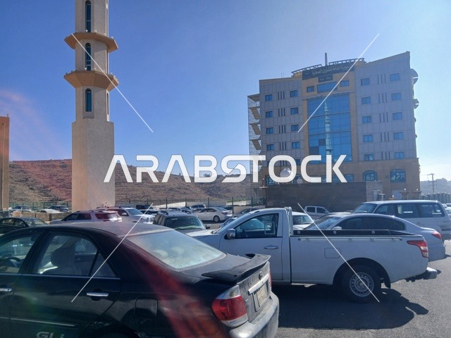 مئذنة مسجد في منطقة الباحة في قرية ذي العين الأثرية جنوب المملكة العربية السعودية، المعالم السياحية التاريخية المشهورة،مواقف السيارات حول الجامع