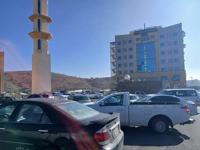 مئذنة مسجد في منطقة الباحة في قرية ذي العين الأثرية جنوب المملكة العربية السعودية، المعالم السياحية التاريخية المشهورة،مواقف السيارات حول الجامع