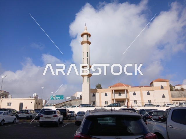 مئذنة مسجد في منطقة الباحة في قرية ذي العين الأثرية جنوب المملكة العربية السعودية، المعالم السياحية التاريخية المشهورة،مواقف السيارات حول الجامع