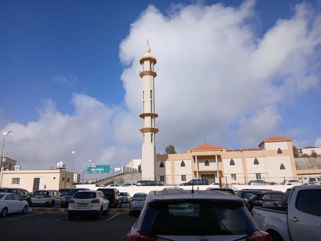 مئذنة مسجد في منطقة الباحة في قرية ذي العين الأثرية جنوب المملكة العربية السعودية، المعالم السياحية التاريخية المشهورة،مواقف السيارات حول الجامع