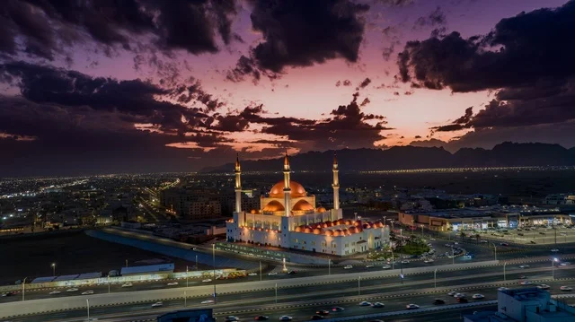 معالم وأماكن دينية اسلامية سياحية مشهورة, نداء المسلمين لأداء الصلوات والفرائض, التطور المعماري لبناء المساجد في المملكة العربية السعودية, مبنى مسجد الراجحي في حي الجزيرة بمدينة الرياض ، منظر السماء المبلدة بالغيوم وقت الغروب