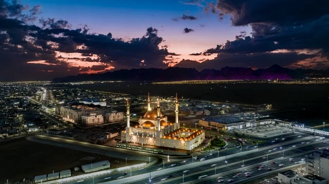 Famous Islamic religious and tourist landmarks and places, the call of Muslims to perform prayers and obligations, the architectural development of mosque construction in the Kingdom of Saudi Arabia, the building of Al-Rajhi Mosque in Al-Jazeera neighborhood in Riyadh, a view of the sky filled with clouds at sunset.
