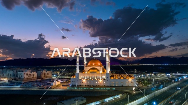 معالم وأماكن دينية اسلامية سياحية مشهورة, نداء المسلمين لأداء الصلوات والفرائض, التطور المعماري لبناء المساجد في المملكة العربية السعودية, مبنى مسجد الراجحي في حي الجزيرة بمدينة الرياض ، منظر السماء المبلدة بالغيوم وقت الغروب