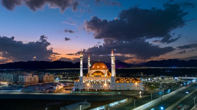 معالم وأماكن دينية اسلامية سياحية مشهورة, نداء المسلمين لأداء الصلوات والفرائض, التطور المعماري لبناء المساجد في المملكة العربية السعودية, مبنى مسجد الراجحي في حي الجزيرة بمدينة الرياض ، منظر السماء المبلدة بالغيوم وقت الغروب