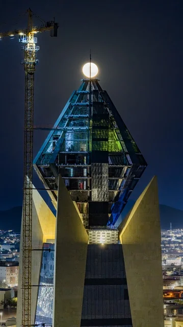 برج الجوهرة في مدينة حائل، معلم عمراني بارز يجسد التطور الحضري في منطقة حائل بالمملكة العربية السعودية، تصميم معماري عصري يضم مرافق وخدمات متكاملة، أبرز الوجهات التجارية والاستثمارية في المدينة.