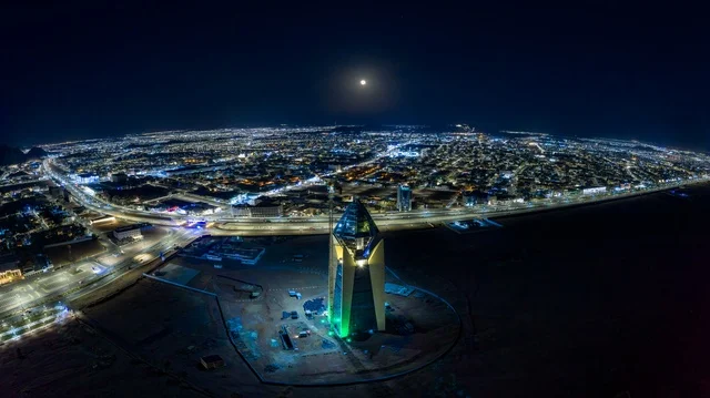 The Jewel Tower in the city of Hail is a prominent architectural landmark that embodies urban development in the Hail region of the Kingdom of Saudi Arabia. It features a modern architectural design that includes integrated facilities and services, making it one of the city's key commercial and investment destinations.