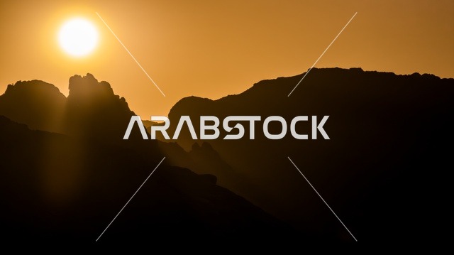 الطبيعة الجبلية وقت غروب الشمس، القمم والمرتفعات الجبلية ، الجبال الصخرية في المملكة العربية السعودية