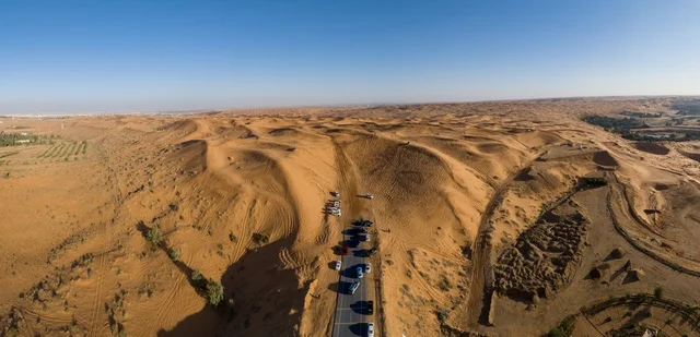 الكثبان والتلال الرملية، الرمال الذهبية الناعمة في المناطق الصحراوية, نهاية الطريق في مدينة الزلفي في الرياض، النباتات البرية والمناظر الطبيعية في المملكة العربية السعودية