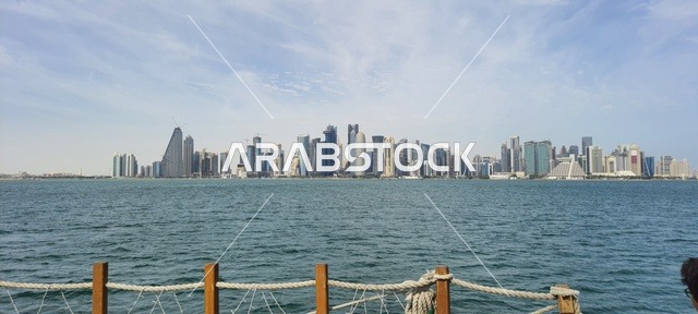 الواجهه البحرية لسواحل بحر العرب على الخليج العربي، الفن الهندسي المعماري للأبراج وناطحات السحاب في دولة قطر، مناطق وأماكن طبيعية ساحلية لجذب السائحين، النمو والتقدم العمراني على الطراز الحديث للمباني المطلة على كورنيش مدينة الدوحة