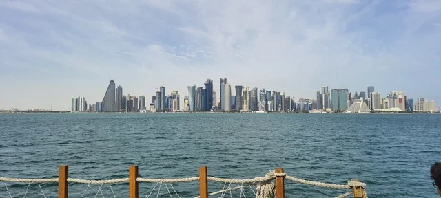 الواجهه البحرية لسواحل بحر العرب على الخليج العربي، الفن الهندسي المعماري للأبراج وناطحات السحاب في دولة قطر، مناطق وأماكن طبيعية ساحلية لجذب السائحين، النمو والتقدم العمراني على الطراز الحديث للمباني المطلة على كورنيش مدينة الدوحة