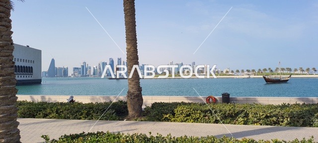 الواجهه البحرية لسواحل بحر العرب على الخليج العربي، الفن الهندسي المعماري للأبراج وناطحات السحاب في دولة قطر، مناطق وأماكن طبيعية ساحلية لجذب السائحين، النمو والتقدم العمراني على الطراز الحديث للمباني المطلة على كورنيش مدينة الدوحة