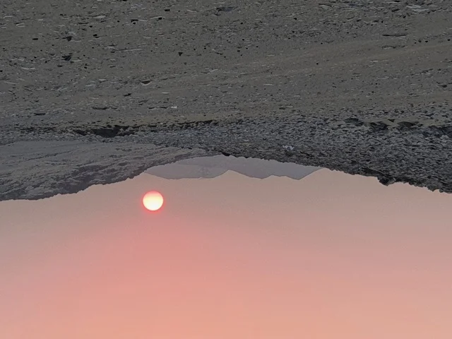 مناطق البادية والبيئة الصحراوية، المناظر الطبيعية في صحراء جدة في المملكة العربية السعودية، التلال والكثبان الرملية الناعمة، أماكن ومعالم سياحية، منظر الشمس في السماء في وقت الغروب