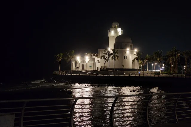 مسجد الجزيرة على الواجهة البحرية لمدينة جدة بالمملكة العربية السعودية، الواجهة البحرية، معالم مدينة جدة، السياحة في السعودية