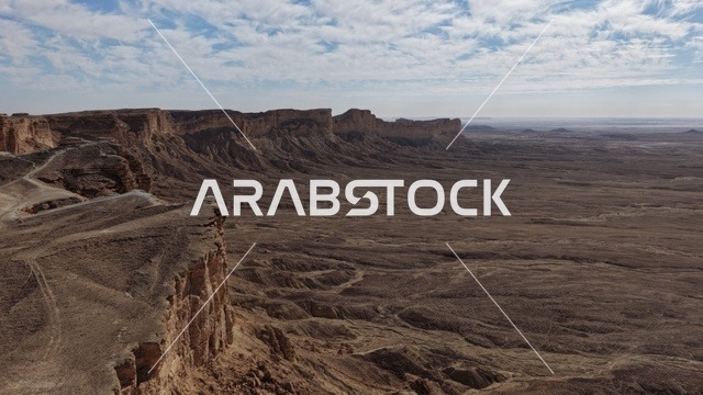 معالم طبيعية اثرية سياحية مشهورة في المملكة العربية السعودية، الطبيعة الصحراوية والتضاريس الجبلية في السعودية، سلسلة جبال طويق في محافظة نجد في النهار، حافة نهاية العالم الصخرية في صحراء مدينة الرياض