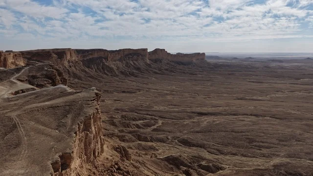 معالم طبيعية اثرية سياحية مشهورة في المملكة العربية السعودية، الطبيعة الصحراوية والتضاريس الجبلية في السعودية، سلسلة جبال طويق في محافظة نجد في النهار، حافة نهاية العالم الصخرية في صحراء مدينة الرياض