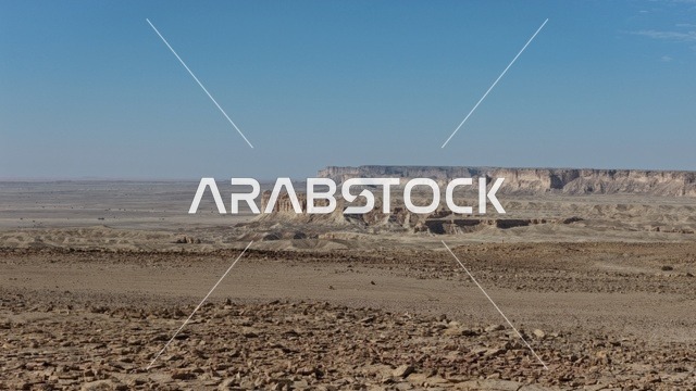 معالم طبيعية اثرية سياحية مشهورة في المملكة العربية السعودية، الطبيعة الصحراوية والتضاريس الجبلية في السعودية، سلسلة جبال طويق في محافظة نجد في النهار، حافة نهاية العالم الصخرية في صحراء مدينة الرياض
