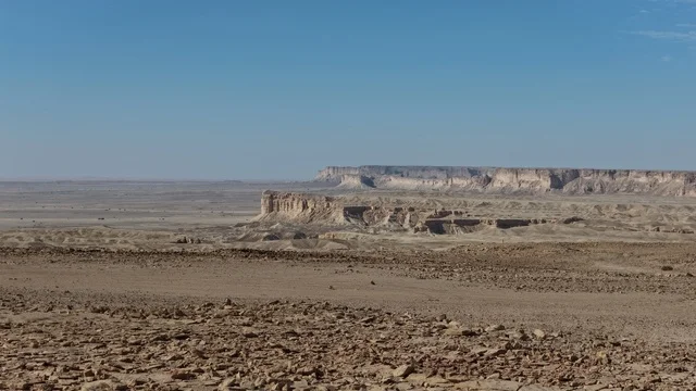 معالم طبيعية اثرية سياحية مشهورة في المملكة العربية السعودية، الطبيعة الصحراوية والتضاريس الجبلية في السعودية، سلسلة جبال طويق في محافظة نجد في النهار، حافة نهاية العالم الصخرية في صحراء مدينة الرياض