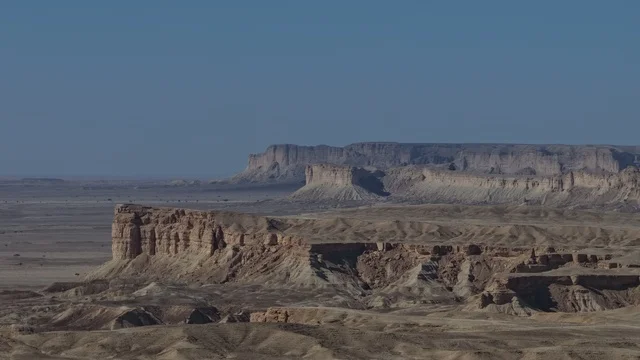 معالم طبيعية اثرية سياحية مشهورة في المملكة العربية السعودية، الطبيعة الصحراوية والتضاريس الجبلية في السعودية، سلسلة جبال طويق في محافظة نجد في النهار، حافة نهاية العالم الصخرية في صحراء مدينة الرياض