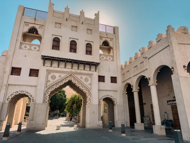 مناطق جذب واستقطاب السياح, المعالم التاريخية القديمة, التصاميم الهندسية المعمارية على الطراز القديم, سوق القيصرية في مدينة الأحساء نهارا, الأسواق الشعبية التقليدية الأثرية, الأماكن السياحية التراثية المشهورة في المملكة العربية السعودية